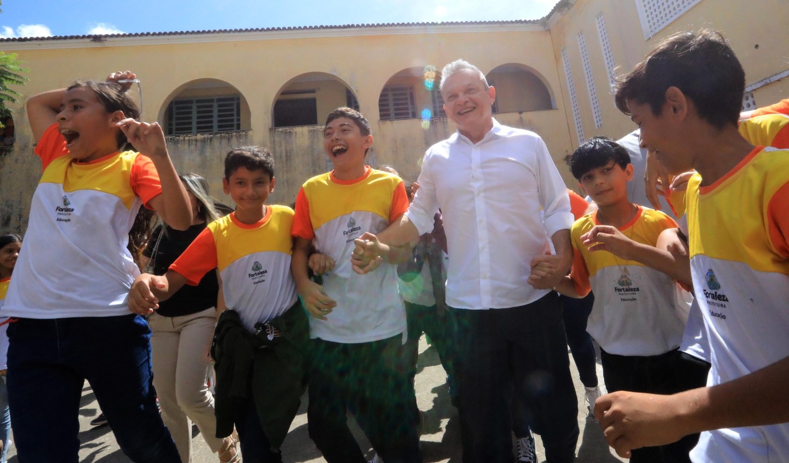 prefeito sarto com alunos das escola